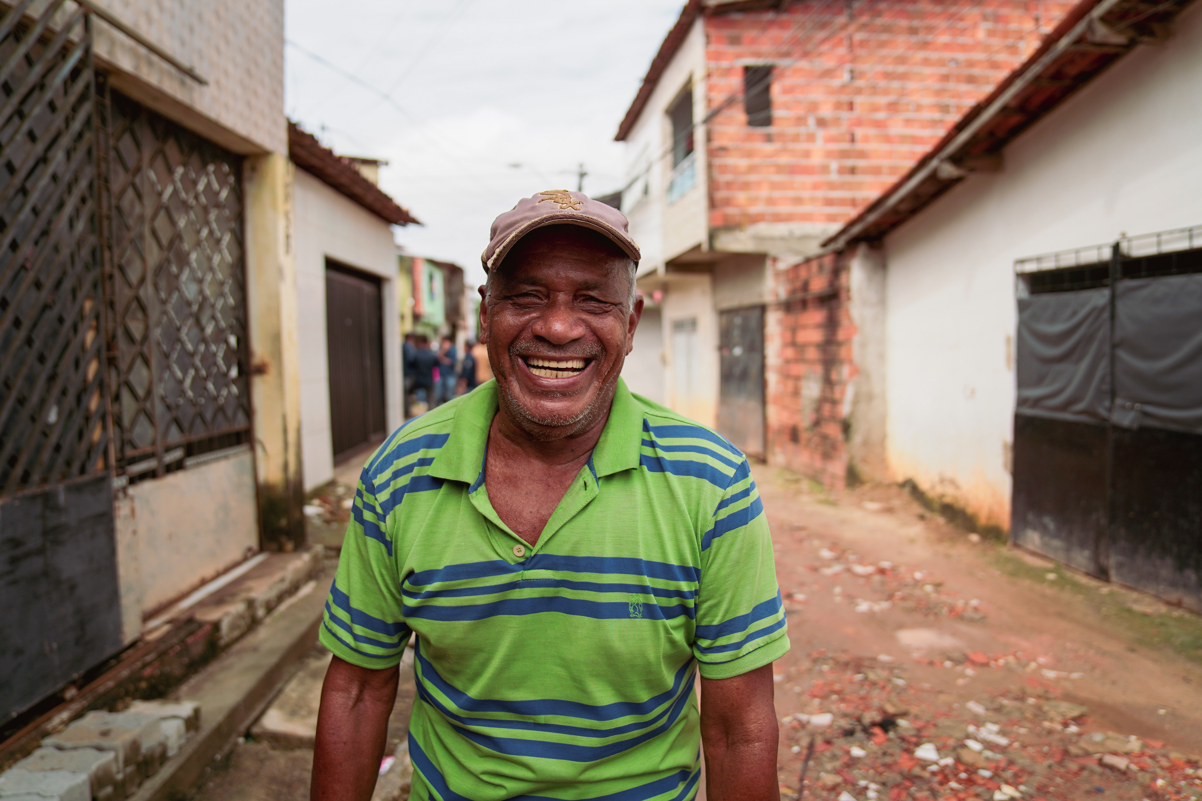 homem em frente a rua 